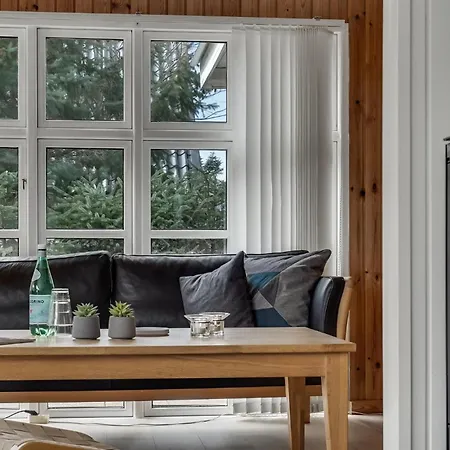 3 Bedroom Beautiful In Ferienhaus *